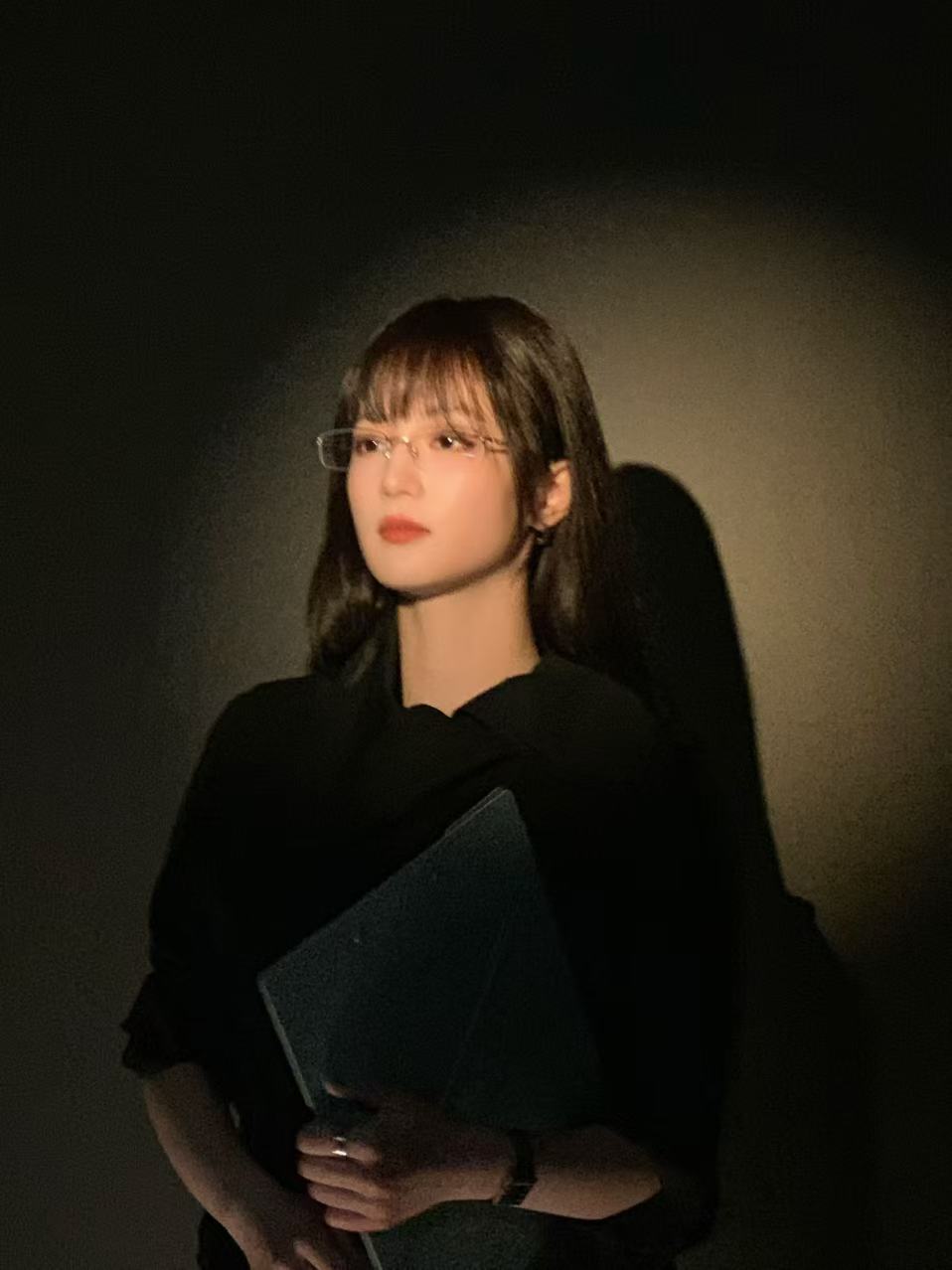 张雅钦新剧《明日乐园》的马瑟太有魅力了！30岁的她智商超群，温柔知性，戴眼镜的样