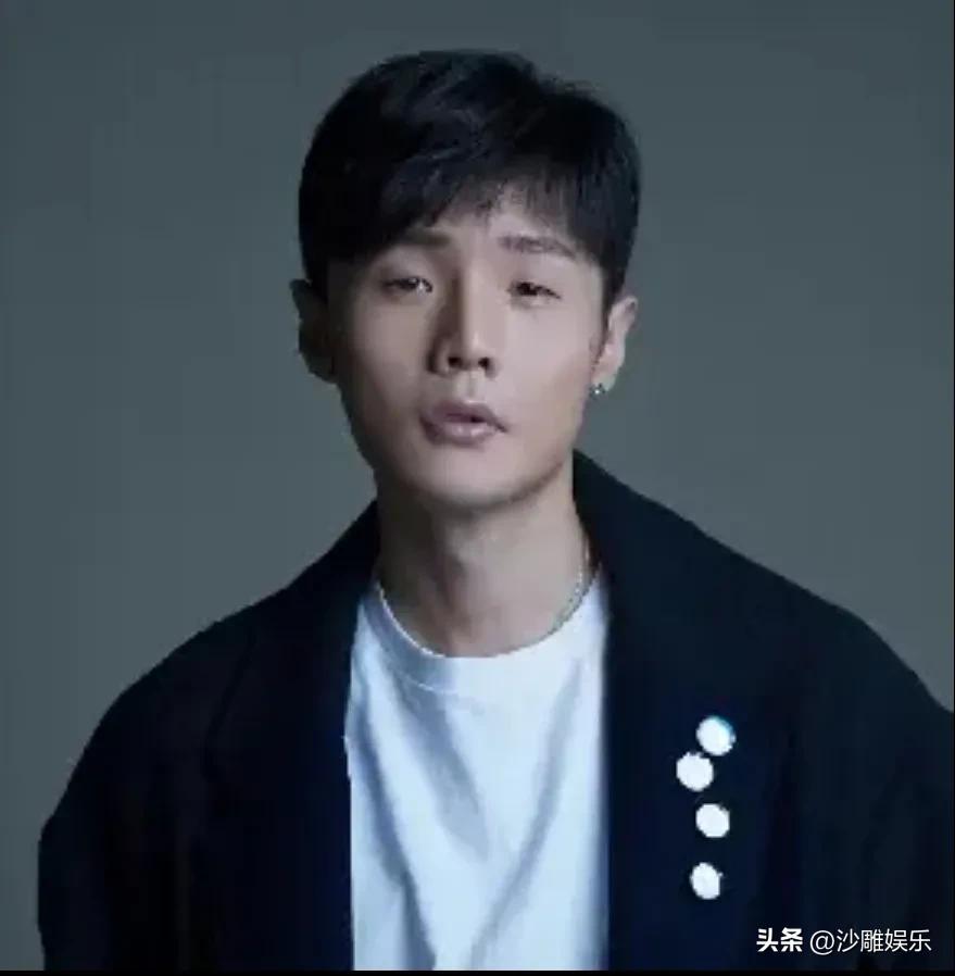 李荣浩，懵了！

今天是3月1日，不少学校才刚刚开学，娱乐圈的“高考限定款皮肤”