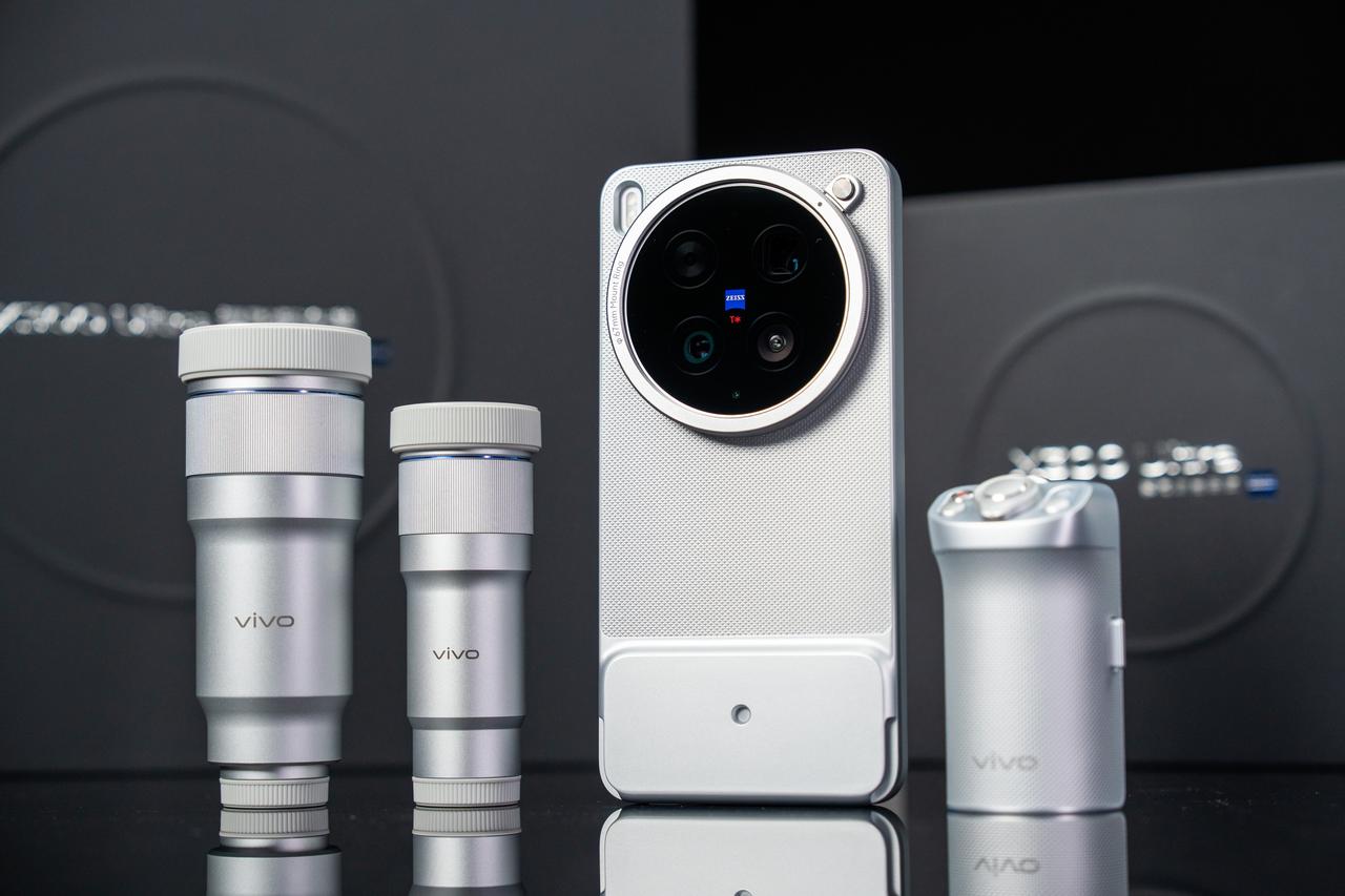 vivo X300 Ultra 影像套装来了，影调同样采用拼接设计，套装内含 2