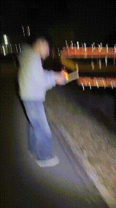 深夜街头这一幕，看得人揪心！
 
刚才刷到这段视频，真的吓出一身冷汗。深夜的路边