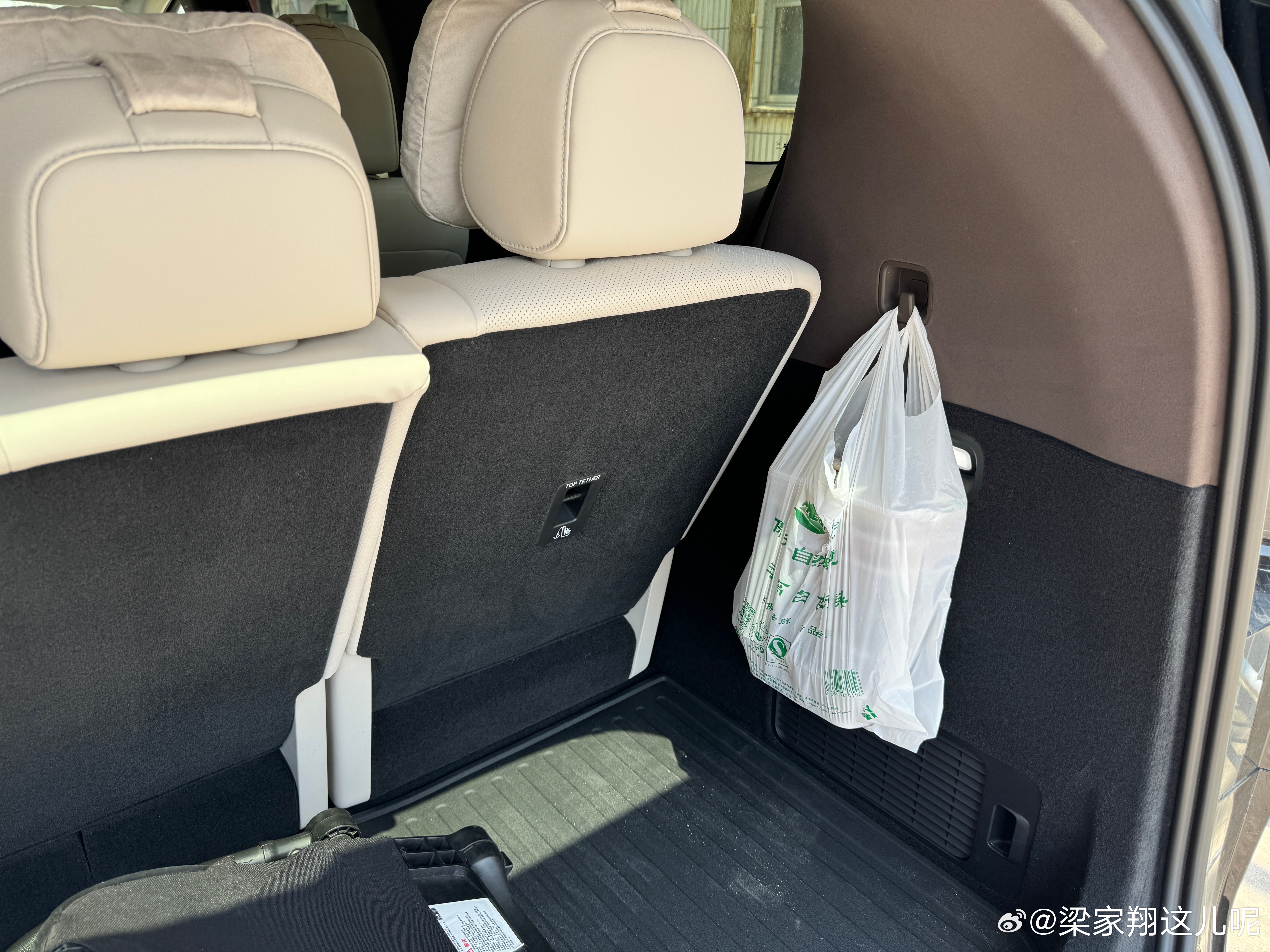 后备箱带挂钩真的是方便#梁家翔的理想MEGA# ​​​