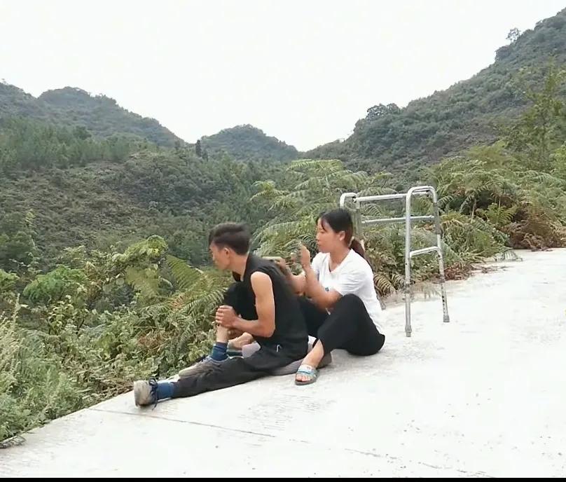 这个女人真不错！
看她的视频很久了，这么多年来能留在大山里细心照顾自己不能走路的