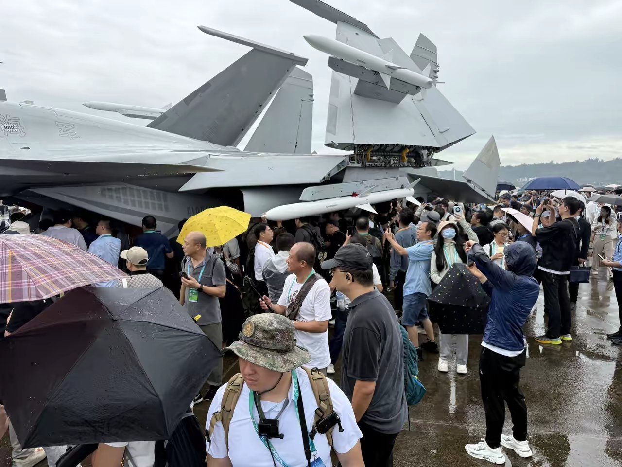 “这届观众厉害了，以后能炫耀：嘿，歼-15T还没上福建舰那会儿，我就拿它当过临时