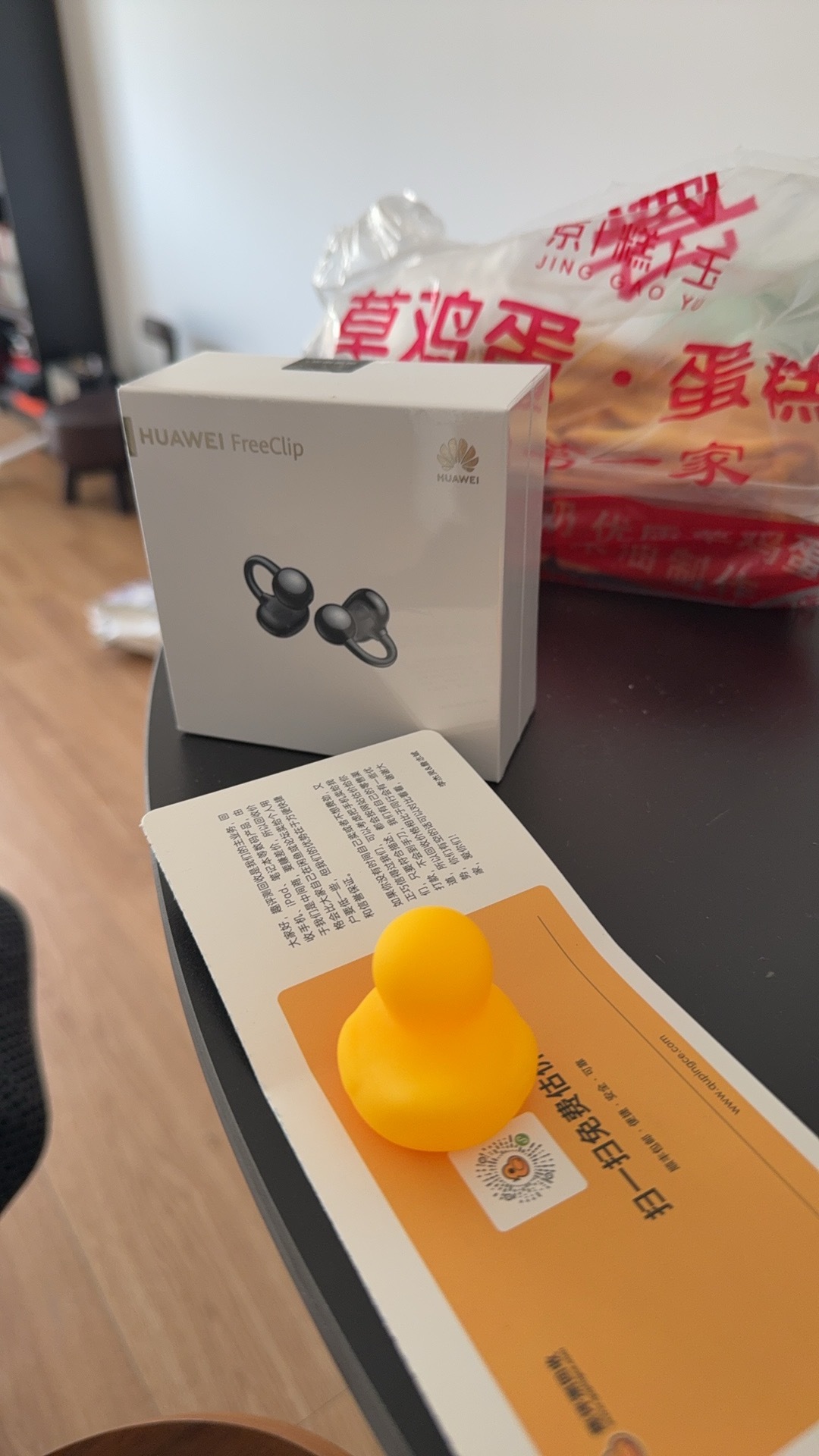 前两天跟一起跑长途他在车上给我展示了他的华为外挂式耳机，说嘎嘎好我说你光说好没用