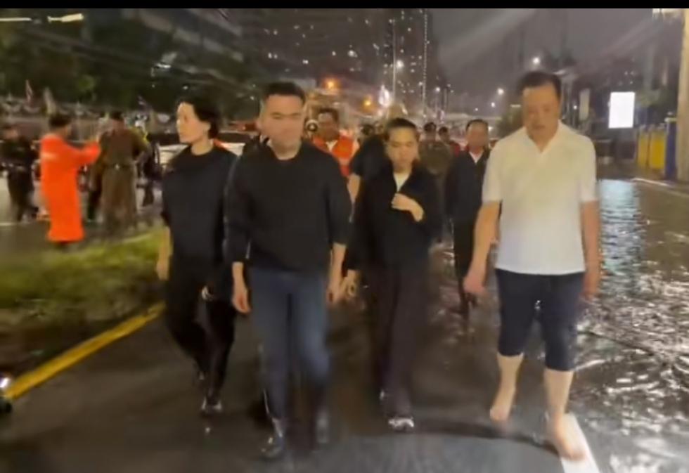 泰国总理阿努廷前往曼谷法兰克隆詹社区洪灾重灾区视察，万万没想到，阿努廷当场脱掉鞋