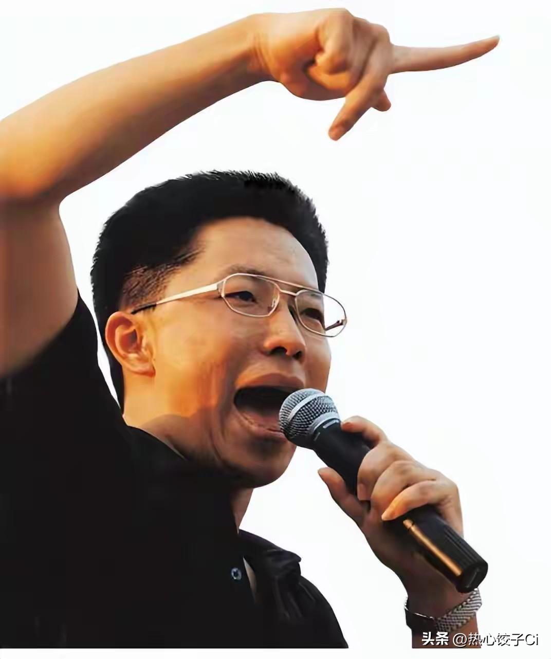 李阳说，提高生育率最简单的办法就是，父母只负责锻炼身体，好好生孩子，使劲生孩子，