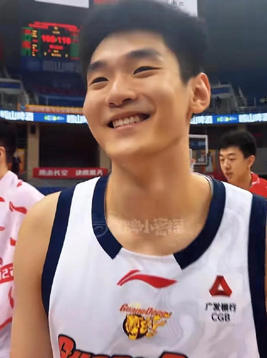 广东队凭着韧性努力，客场加时击败青岛，又重新坚定信心重回四强行列，纵观这场比赛，