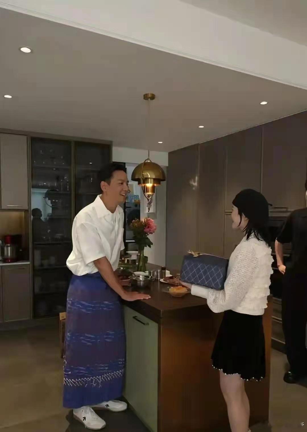 50岁吴彦祖晒上海豪宅，亲自下厨宴请网红白冰，豪宅装修够豪气啊 ​​​
