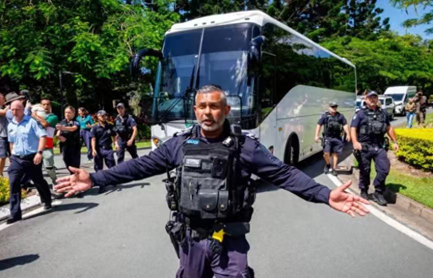 那些留在澳大利亚的伊朗女足队员，估计已经后悔了！因为回国的伊朗女足，不会受到任何