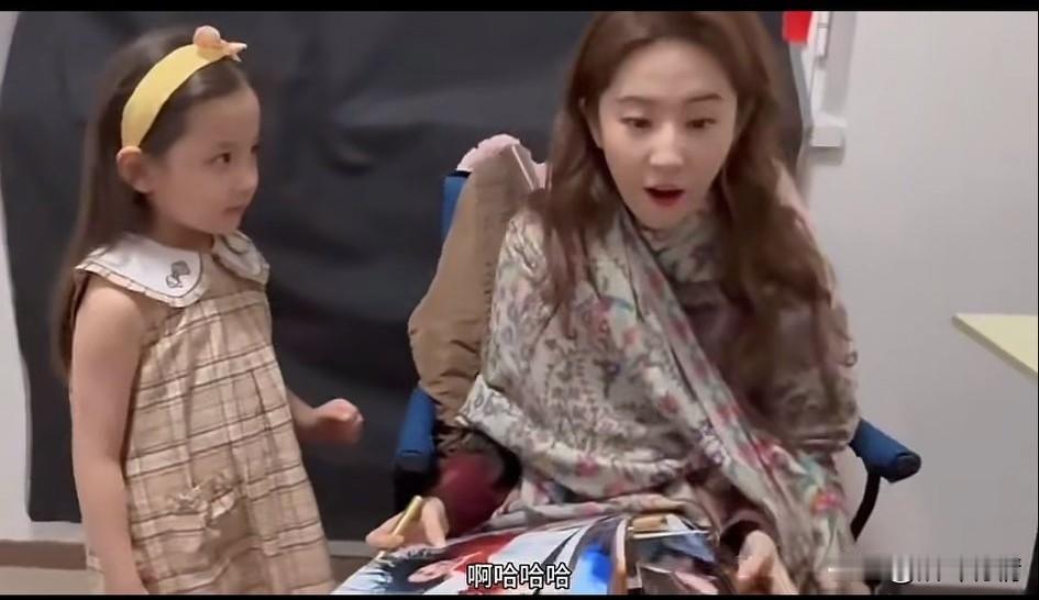 玫瑰的故事里面的小太初太可爱了，
居然拿着刘亦菲的贺卡去要签名了，
刘亦菲开心的