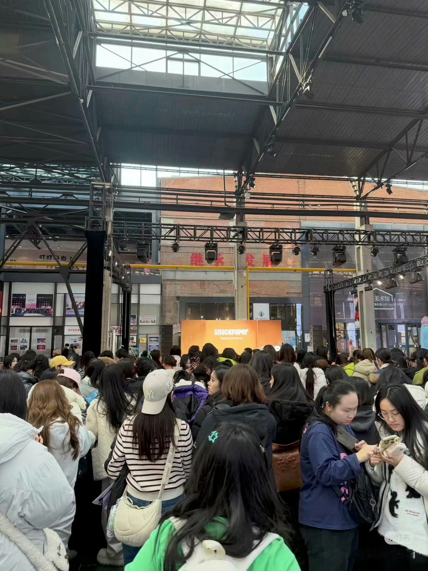 丁禹兮哈尔滨现场活动人气 这人气是真实存在的吗？活动场地被围得水泄不通，站姐们的