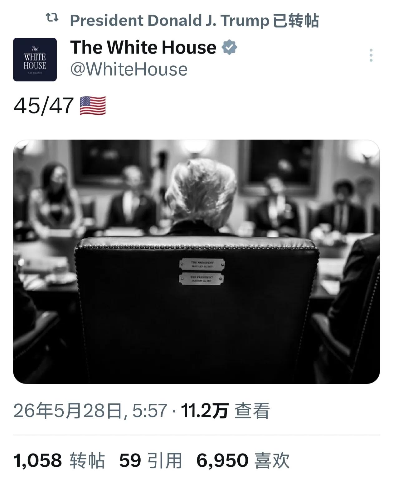 特朗普真的很在意自己的历史评价！
今天，白宫官推发了一张特朗普开会的背影，特朗普