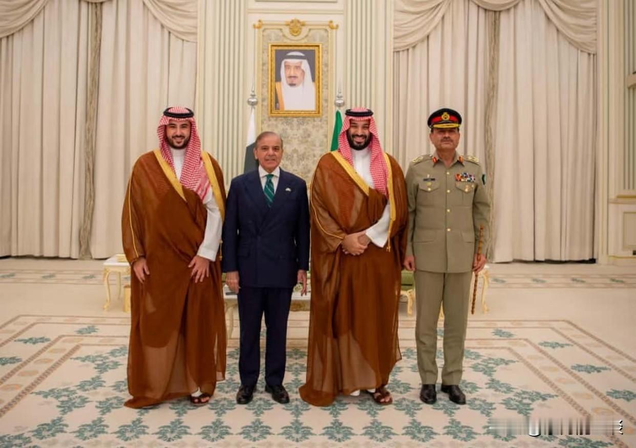 记者：上桌的感觉如何？
小巴：无比的酸爽
记者：以前上过吗？
小巴：大门都进不去