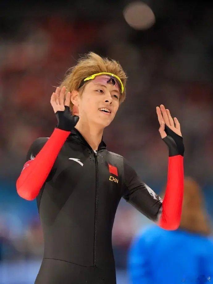 中国19岁速滑小将齐天大圣造型米兰冬奥冰场的19岁小将太亮眼了！金色头盔搭配束起