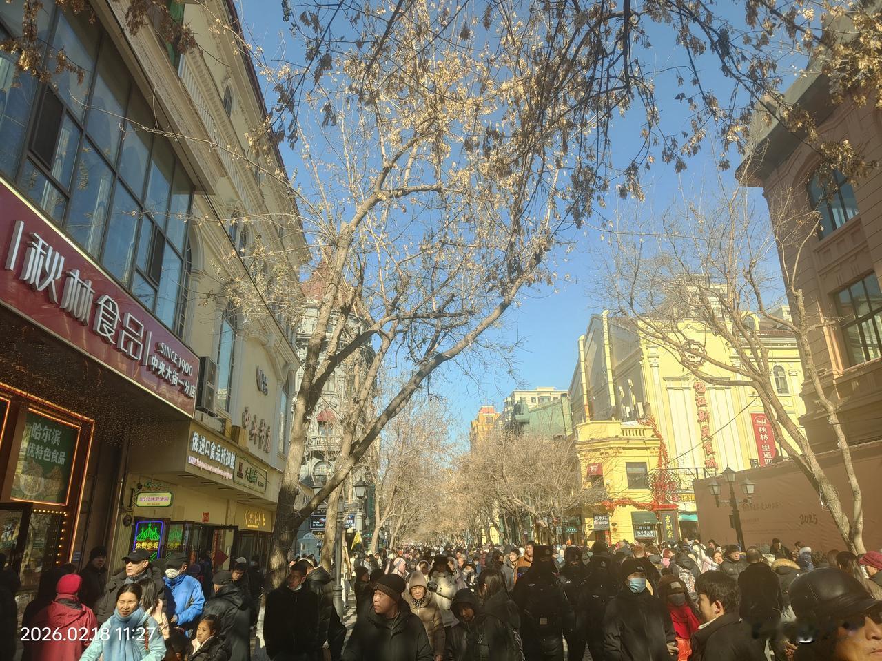 为了吃到哈尔滨特有点槽子面包我只能中午再来一趟中央大街到华梅西餐厅排队，此时的中