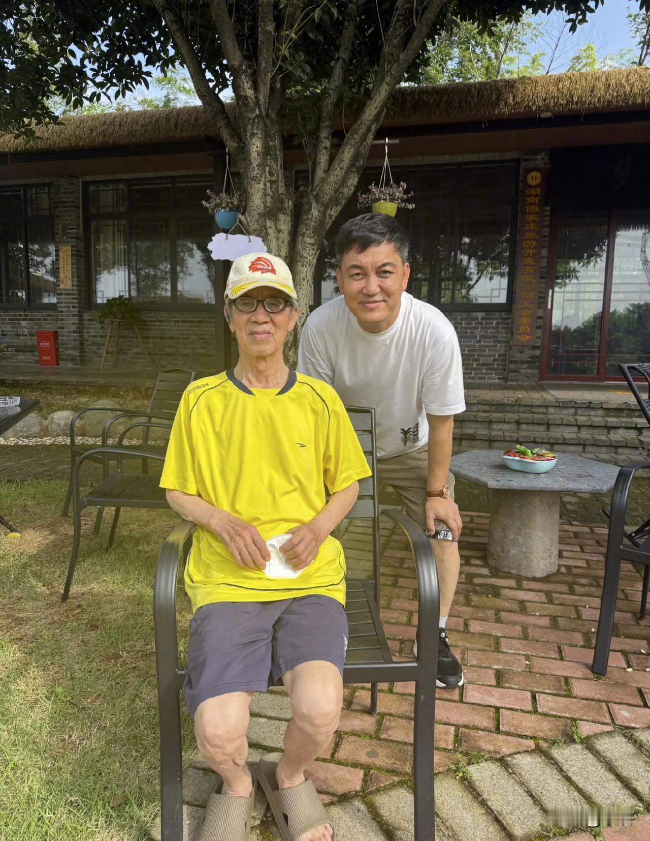 成人版的《爸爸去哪儿》！
今天，《爸爸去哪儿》主持人李税晒出他和90岁爸爸一起健