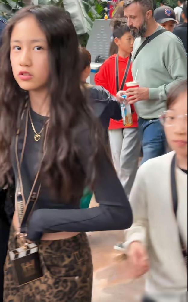 别再蠢了，你以为这又是一场关于“穿衣自由”的辩论？
我告诉你，黄磊家的两个女儿