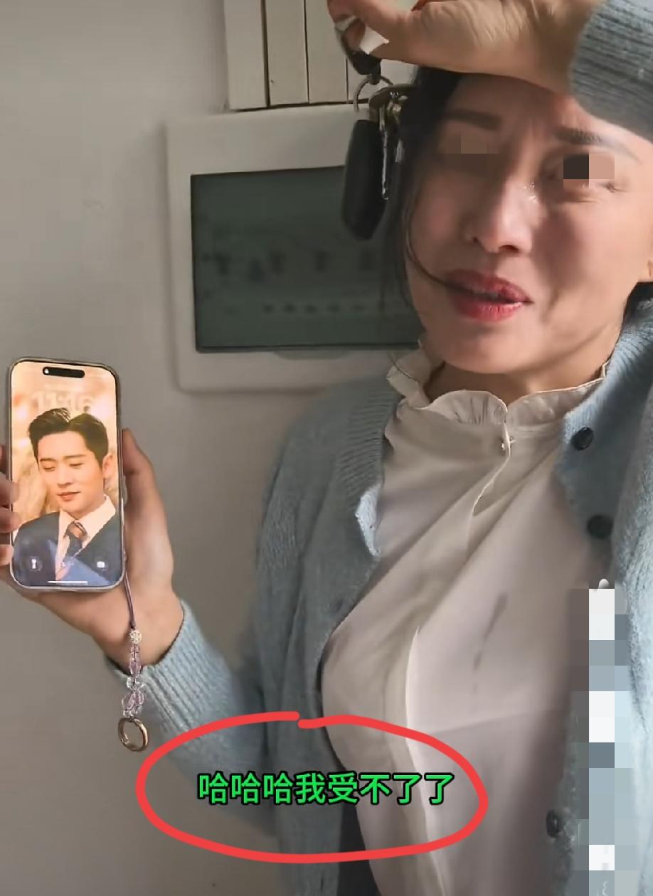 这位50岁的小姐姐，据说是丞磊的铁杆女粉，这次丞磊在《玉潭秋》里面的造型，直接给