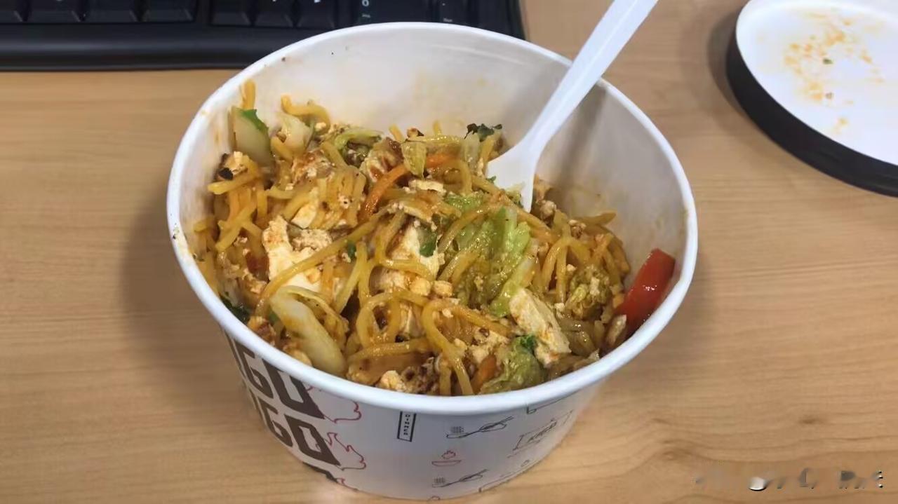 这是在美国卖的一碗面，价格9.9美元。
我身高1.8米，体重90公斤，这种分量的