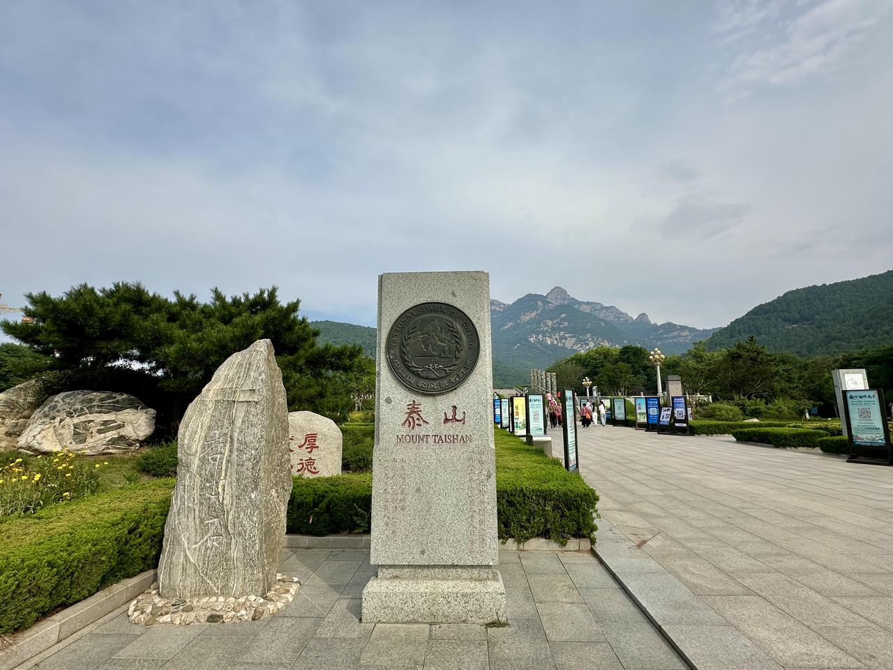 泰山，现在围了一圈东西。135公里，带刀片的铁丝，高度排到胸口高。这玩意或许你在