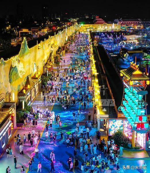 马鞍山长江不夜城位于安徽省马鞍山市雨山区采石古镇旁，紧邻长江，是国内首个以长江文