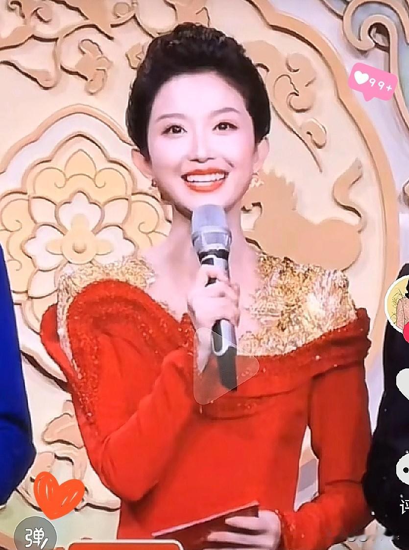 春晚主持眼神杀疯了！十几亿人盯着的舞台，真功夫藏不住半分。
 
有人眼神紧锁提词