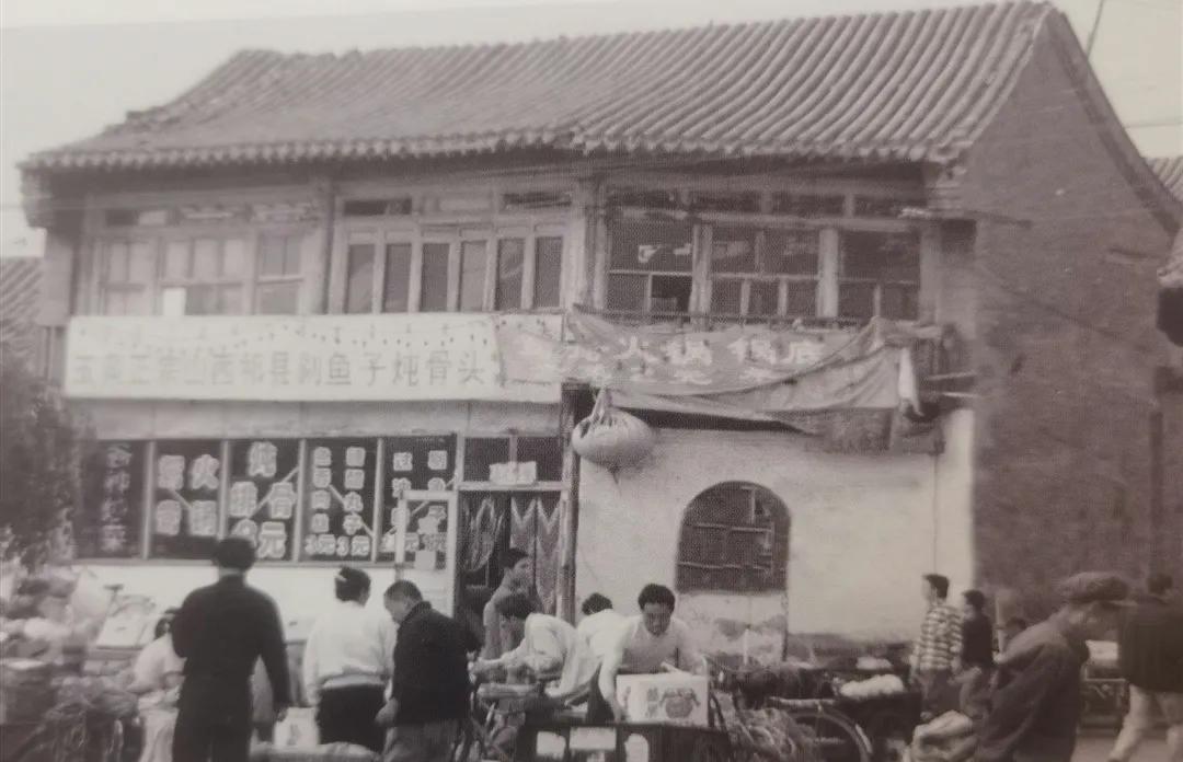 今天发呼和浩特市餐馆惠丰轩新旧建筑照片，惠丰轩是开创于清代的一家饭馆。图一建筑建