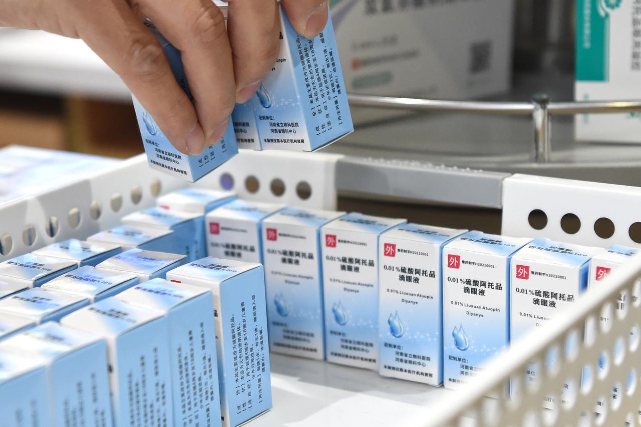 近期低浓度阿托品滴眼液备受家长关注，部分家庭甚至囤积两年用量。眼科专家提醒，这类