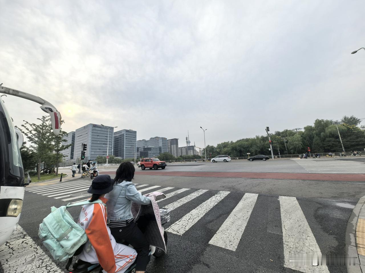 每逢工作日的交通早高峰必堵的路口