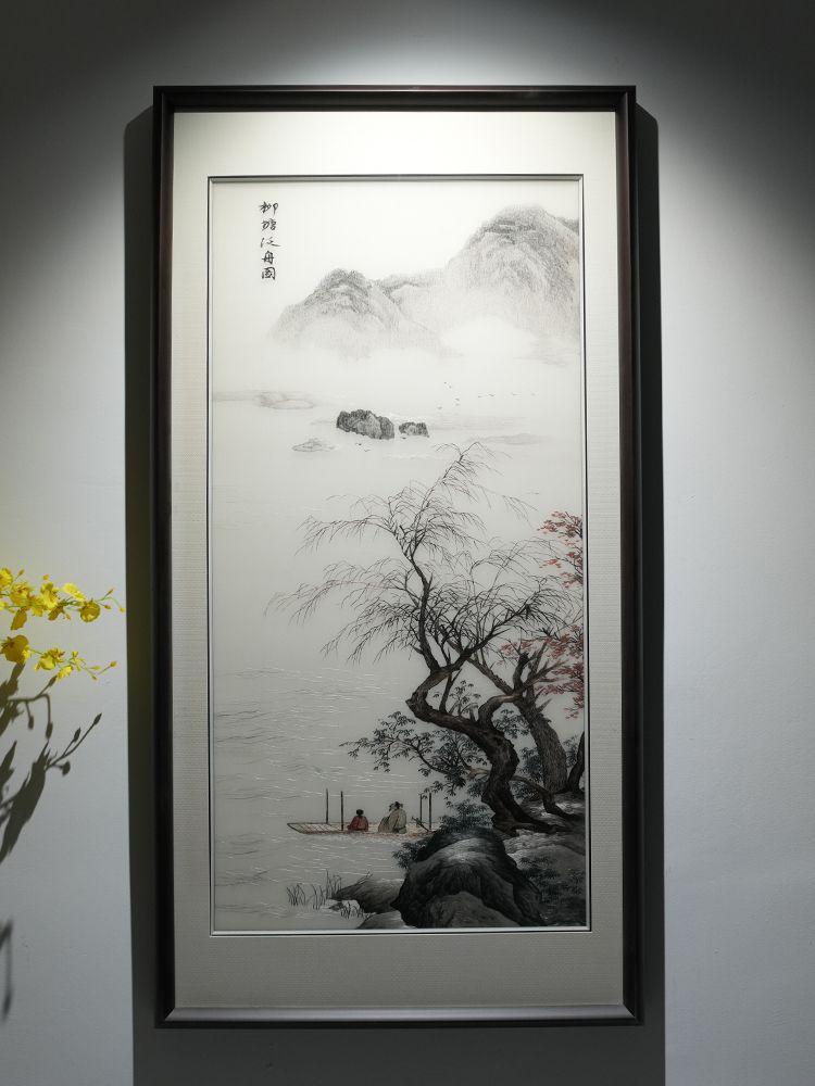 远山含雾藏清境，古柳临江万事顺 柔丝织水墨远山近岸，走线分峰峦含雾、古...