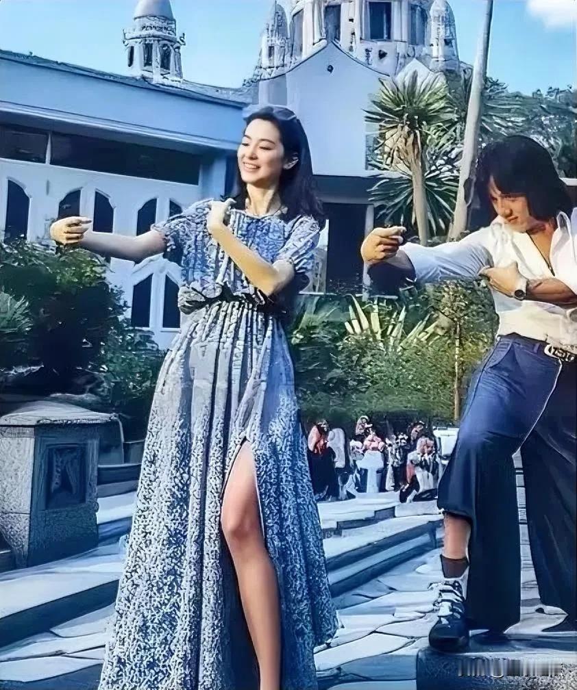 林青霞和成龙在比试着什么呢？是在跳舞还是在学功夫呢？林青霞穿着这么漂亮的裙子就能
