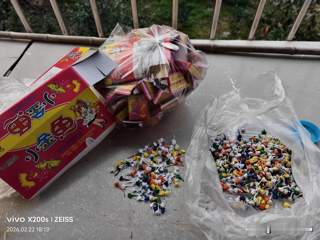 难怪别人做生意可以挣钱
这个小金鱼摔炮，一小包里面10个，必然有2个是空子，还是