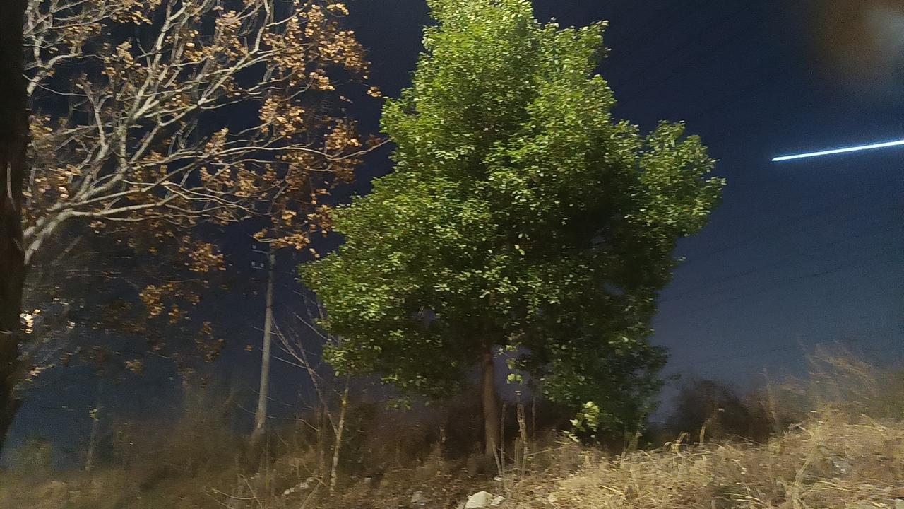 首先，学会感恩。每天抽出几分钟，静静地回想那些值得感激的事情——一顿美味的早餐、