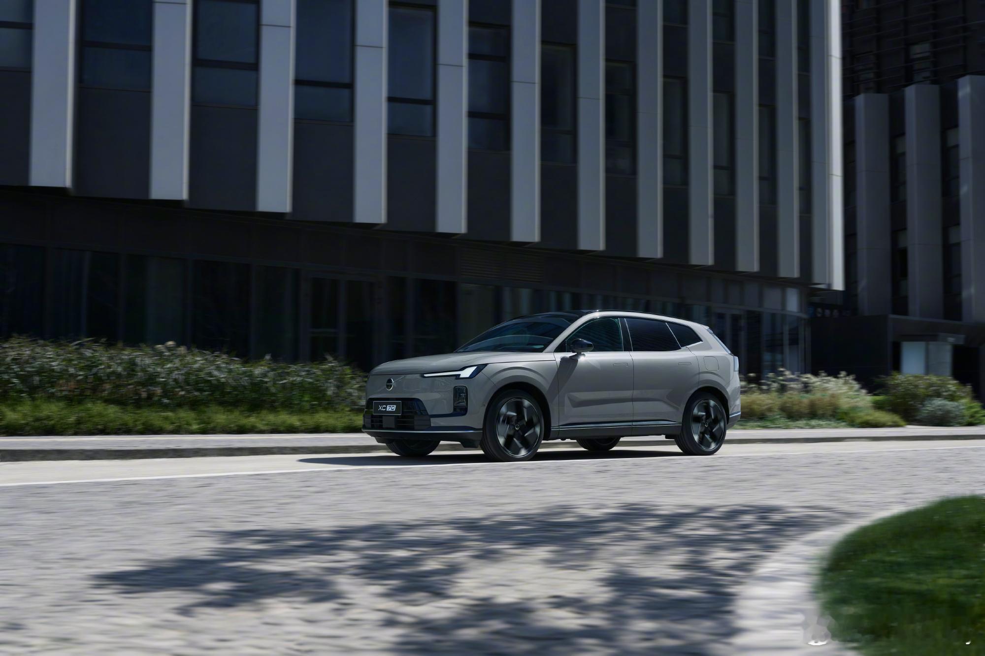 在沃尔沃99岁生日时，沃尔沃以24.99万元起的限时价推出XC70 99周年感恩