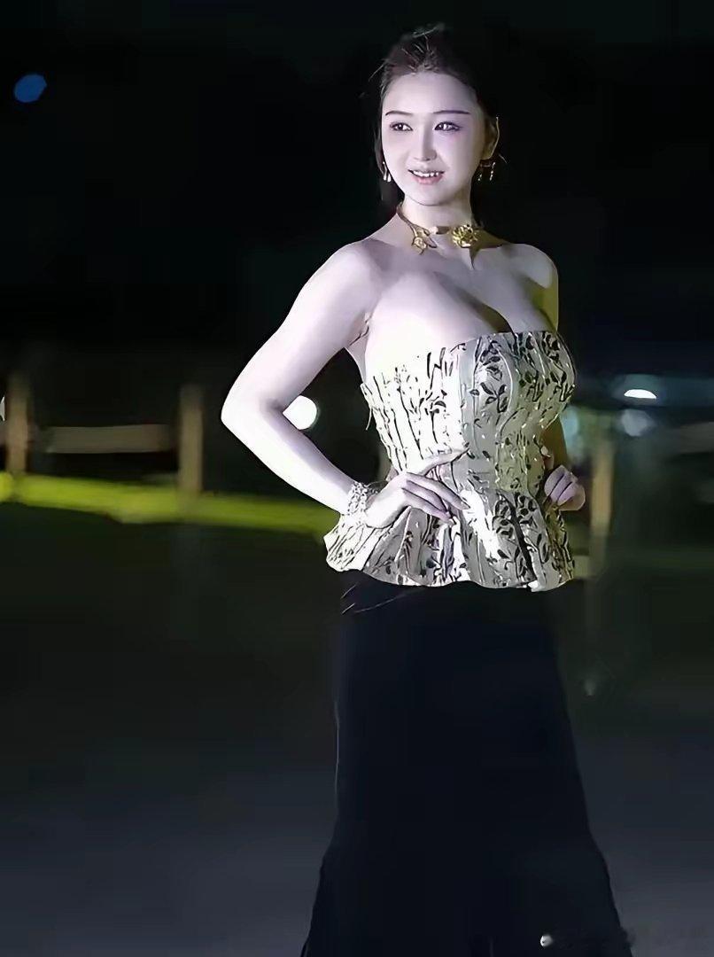183cm青岛姑娘夺冠！拒绝白瘦幼，这才是东方顶级美人2002年出生的山东青岛女