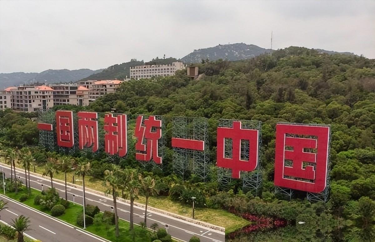 三个月里，郑丽文做了三件放在一起看很有意思的事：4月率国民党代表团访问大陆，6月