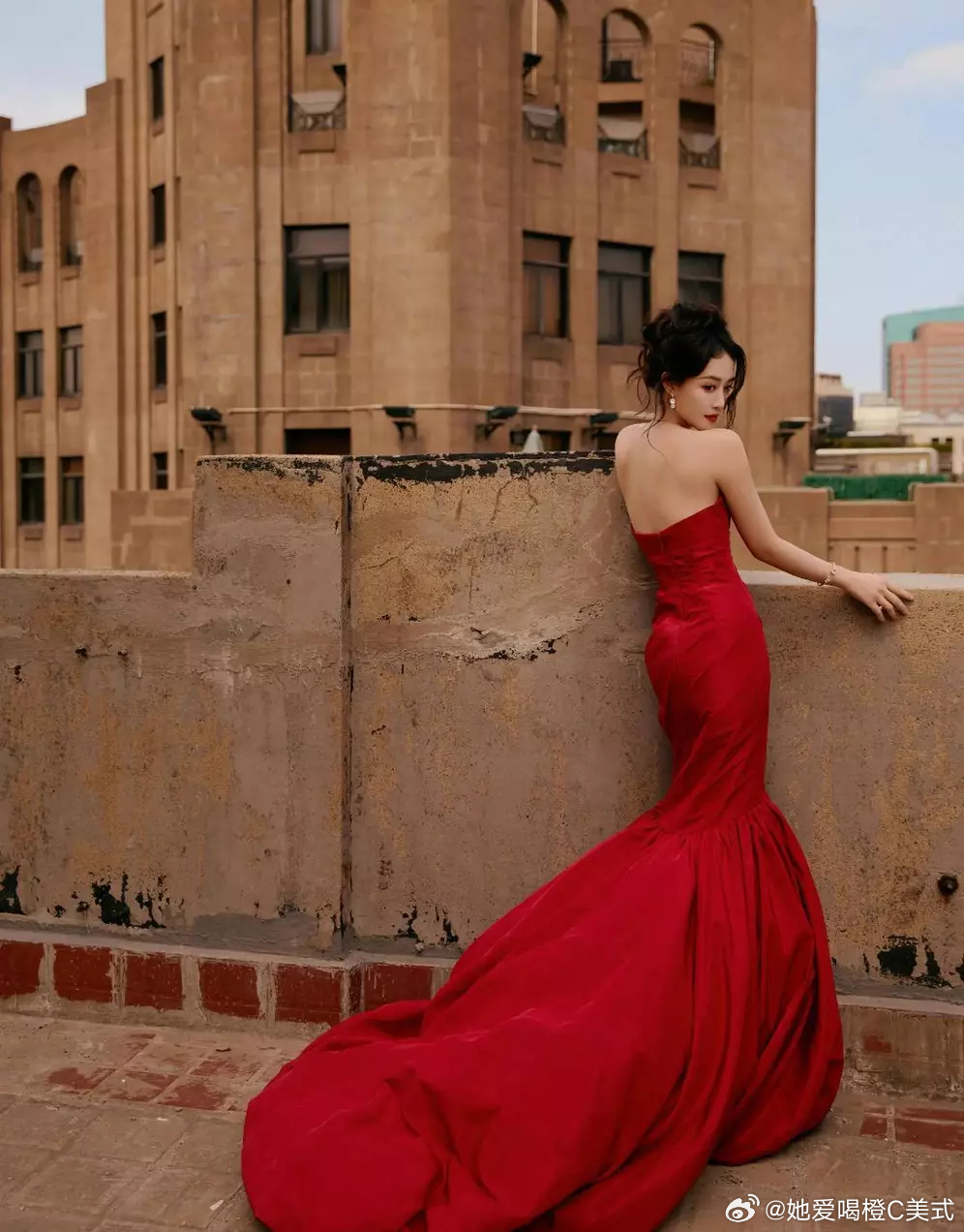 蓝盈莹拍摄天台大片氛围感拉满！穿红玫瑰抹胸裙明艳动人 