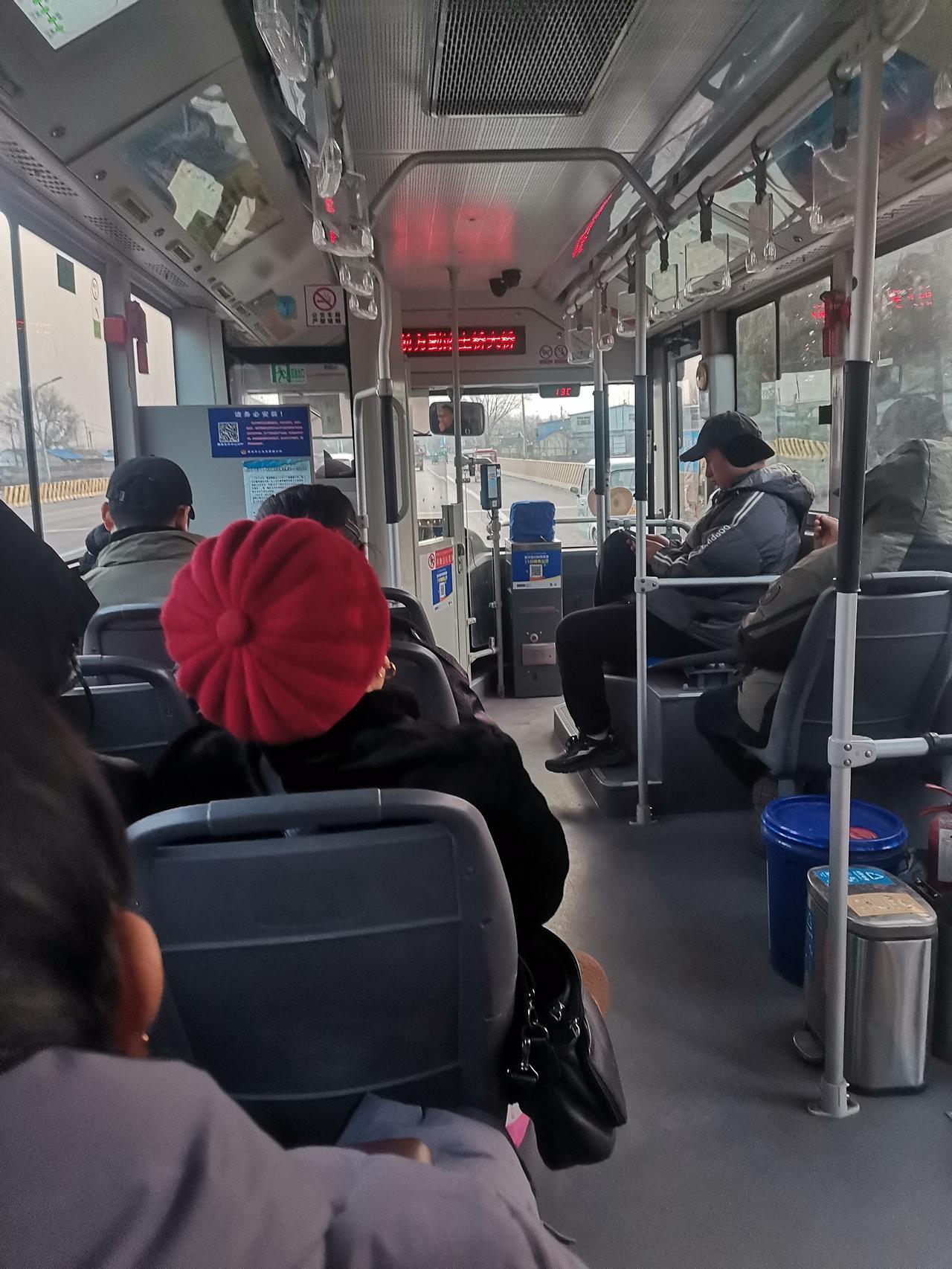 免费乘坐公交值得称颂，但因此降低服务标准就不大雅观了！
    今天上午有个培训