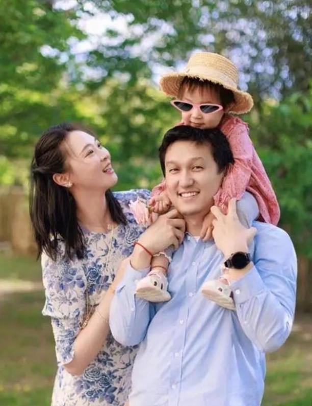 2018年，“排球女神”惠若琪嫁给了“北大才子”杨臻博。但婚后两年，他们却始终要