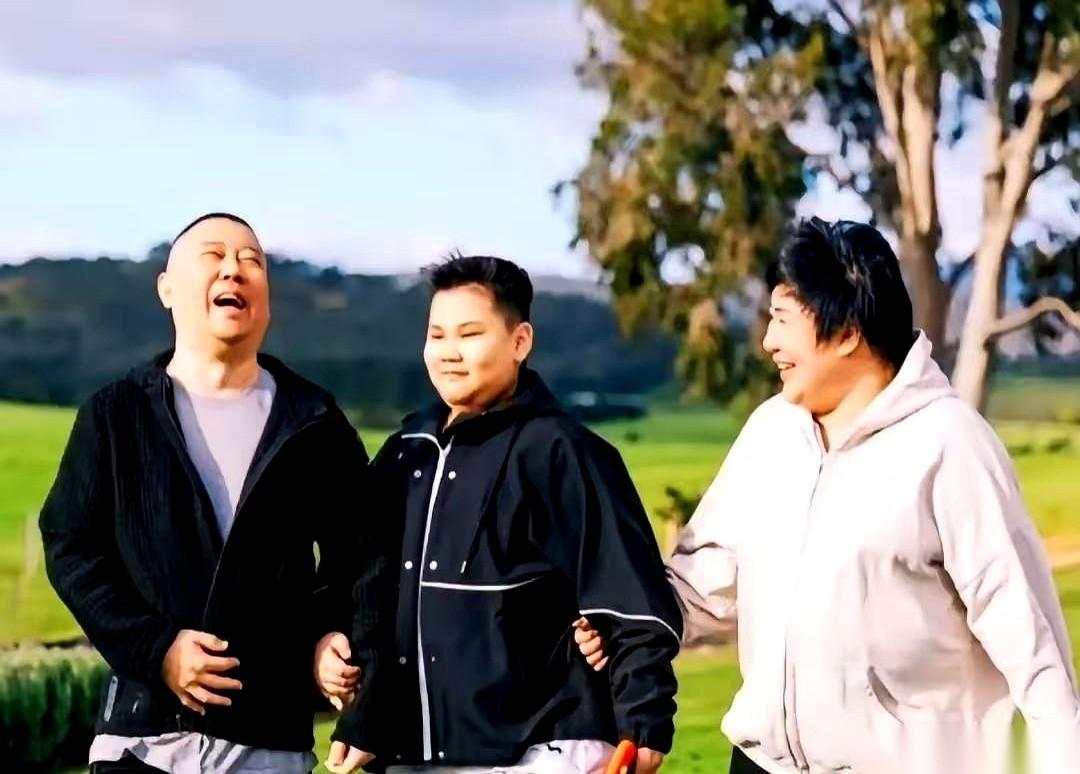 刷到老郭在澳洲的照片，我承认我酸了。
不是酸他有别墅，是酸他家那片绿得晃眼的草坪