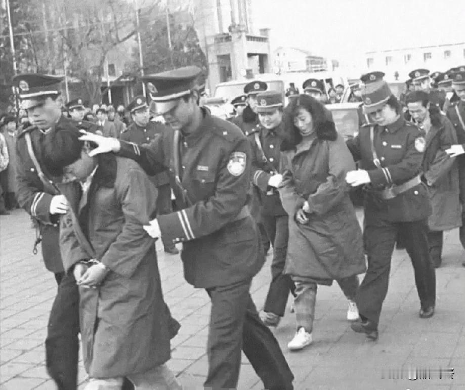 1983年，成都，犯流氓罪的年轻男女。
#重温成都记忆# #瞧这！老照片#