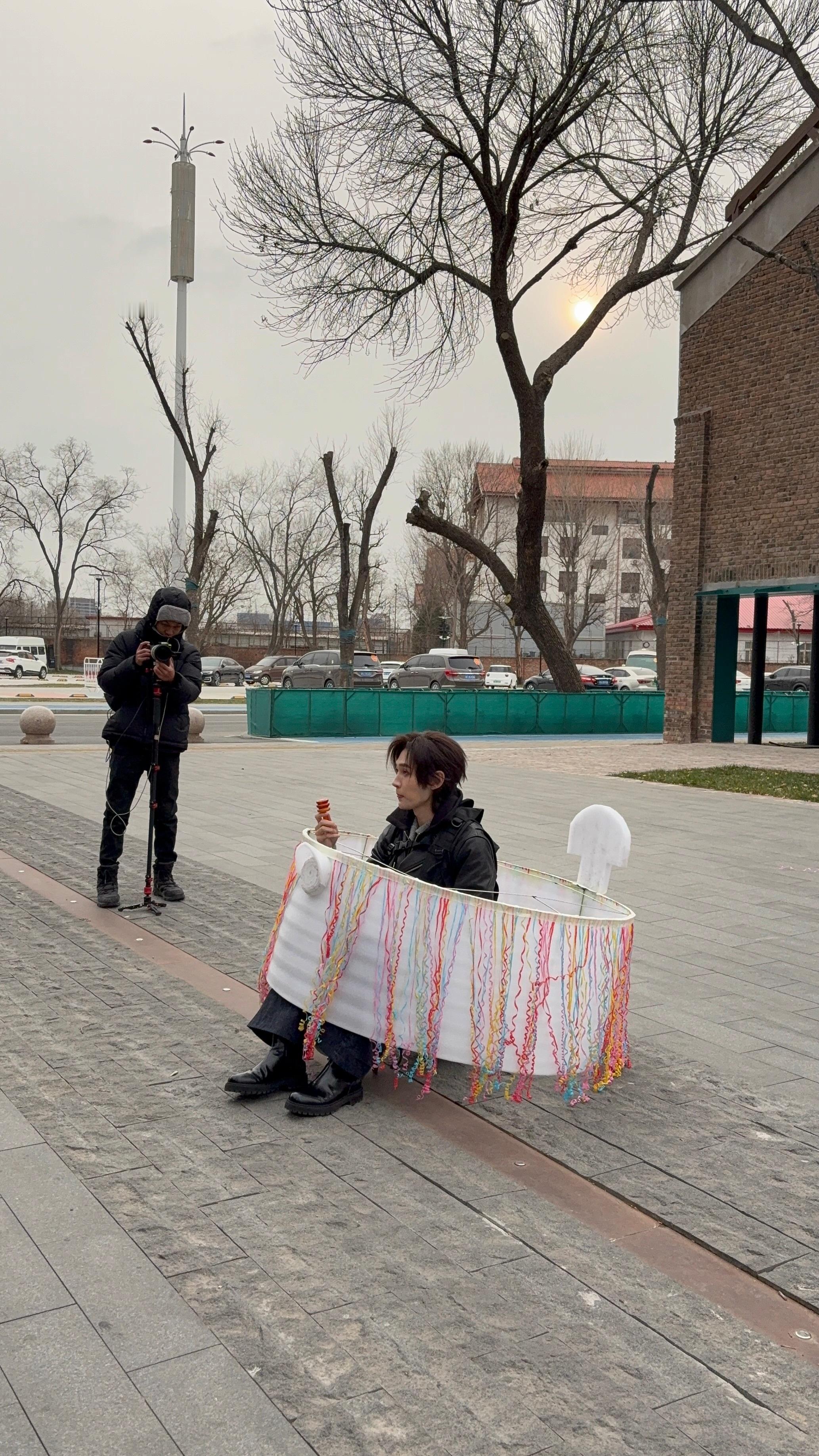 周五晚在天津撞见周五晚高疯 录制，嘉宾全员奇装异服。王传君维秘翅膀，高叶祝绪丹像