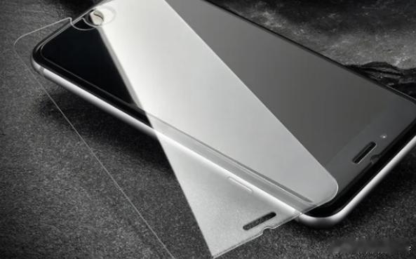 其实便宜钢化膜和贵钢化膜我都有买过，最直观的感受就是透光率和疏油层，一个是直接影