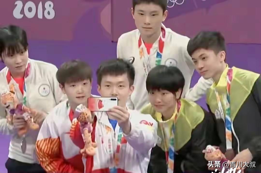 大家发现了吗？
当年的青奥六子，
王楚钦，林昀儒，张本智和，
三个男生发展的都不