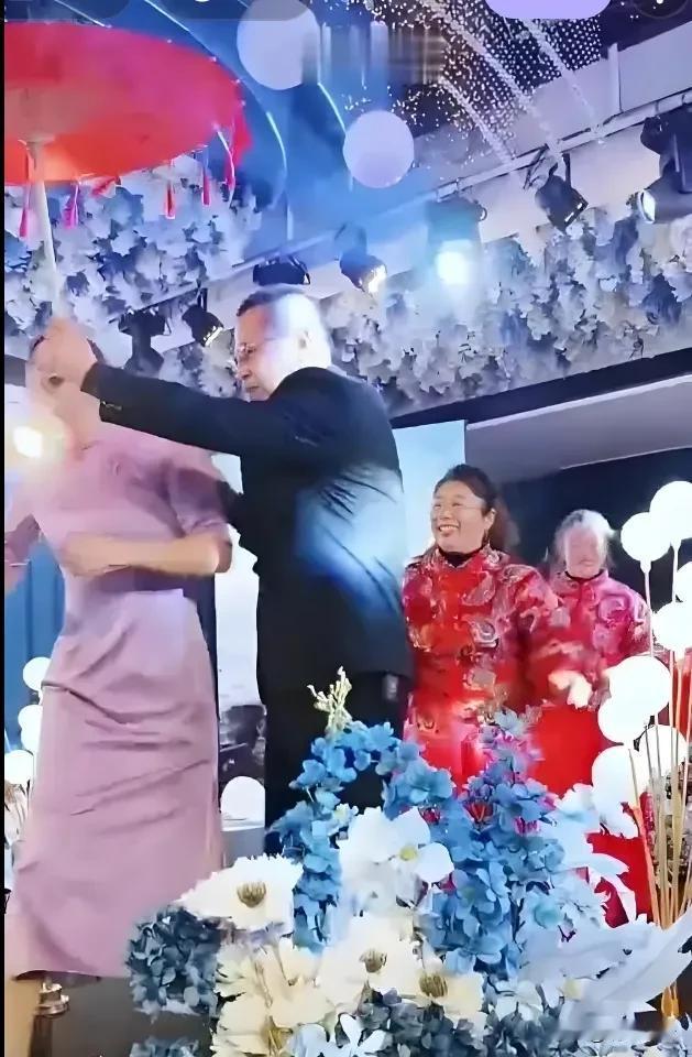 前几天去参加同事儿子的婚礼，真看不惯同事的老婆，在婚礼的现场穿个旗袍带领几个老女