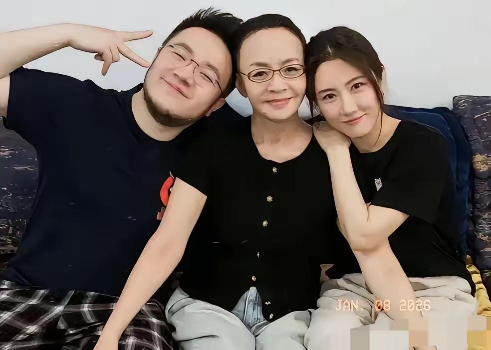 如果不是人实在看不下去的，巴图妻子王博谷绝对不会站出来指责英如镝！

英如镝也是