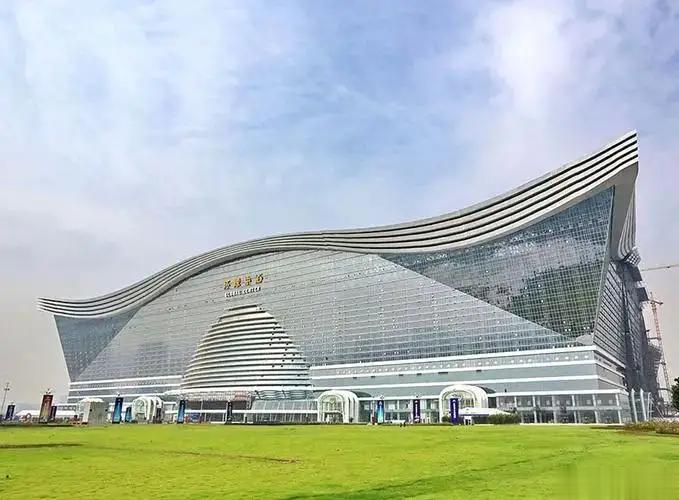 成都环球中心，号称亚洲最大的单体建筑，中间似乎有夹层的感觉。据说里面有很多皮包公