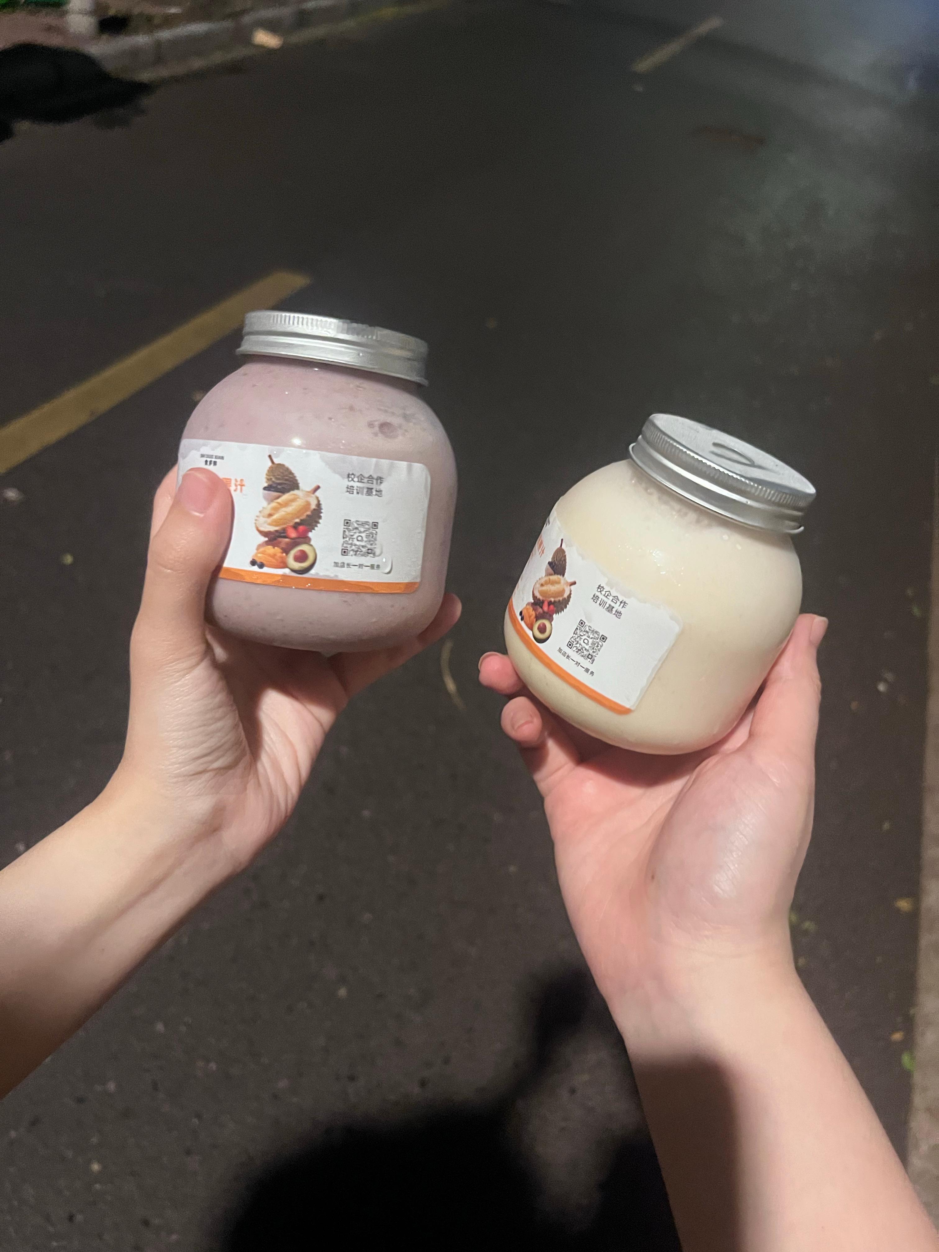 这两个很好喝的呀！一个是黑加仑香蕉奶昔 一个是山楂奶昔