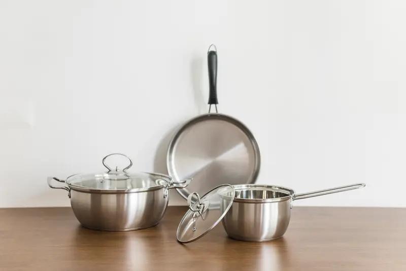 生活小妙招
	锅具去锈：锅底生锈了别扔！挤点牙膏，再加几滴洗洁精和小苏打，倒点白