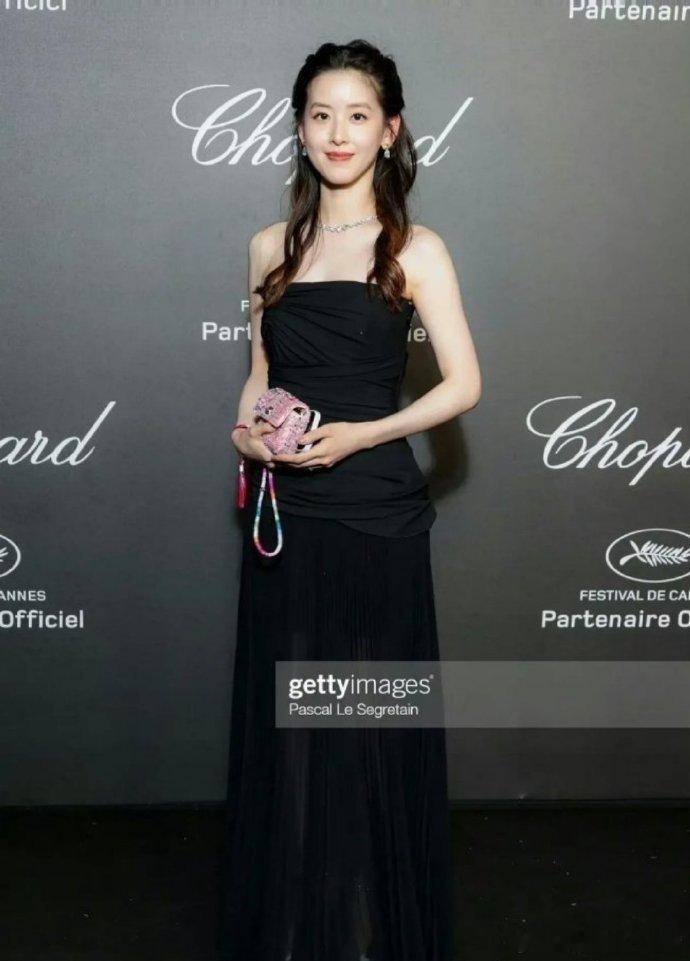 章泽天戛纳被手机链抢镜了～网友辣评：除了她谁敢戴200块的东西走红毯啊[偷笑] 